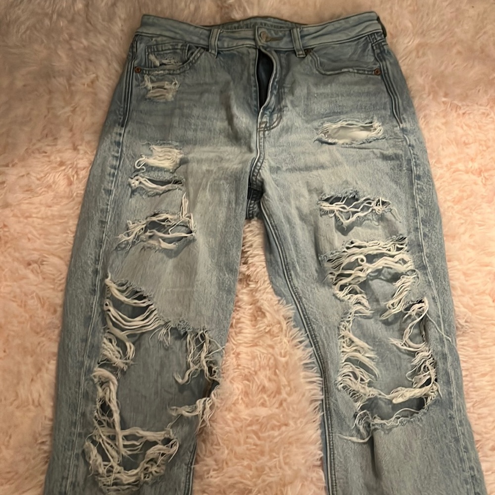 Distressed Light Wash American Eagle Mom Jeans. Size 6